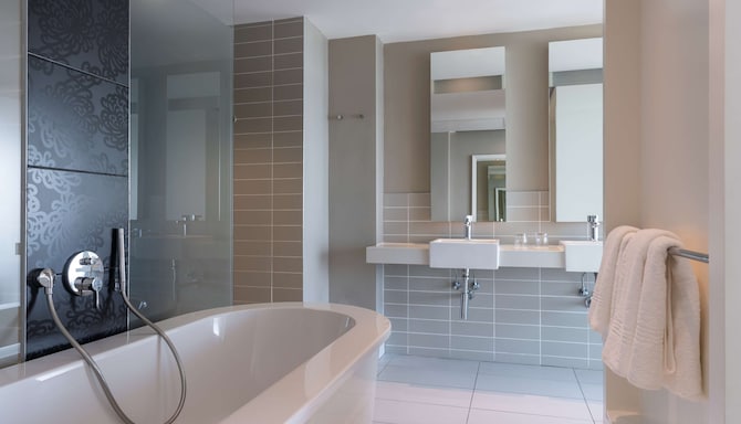 Radisson Blu Hotel, Port Elizabeth - Junior Suite bathroom