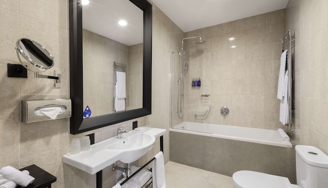 Radisson Blu Hotel, Prague - Bad im Gästezimmer