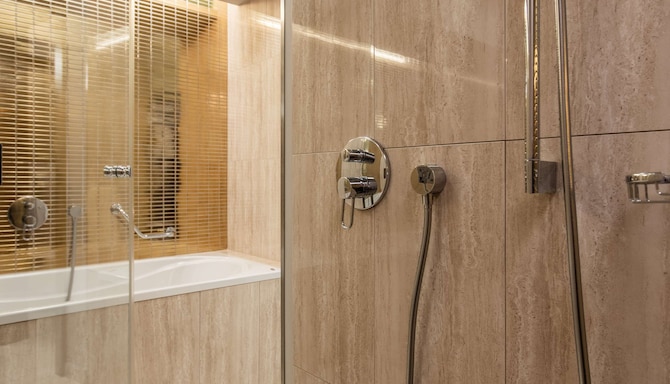 Radisson Blu Hotel, Prague - Suite Bad