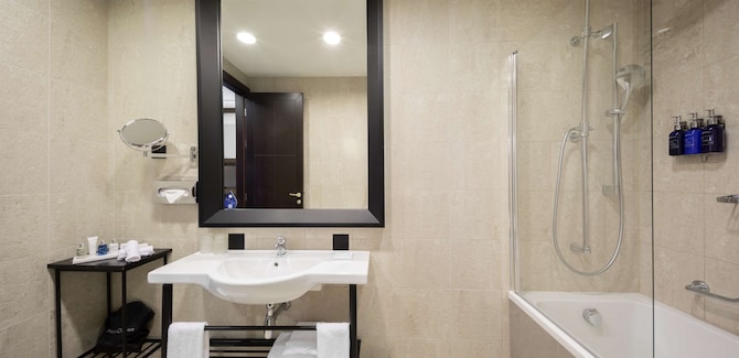 Radisson Blu Hotel, Prague - Junior Suite bathroom