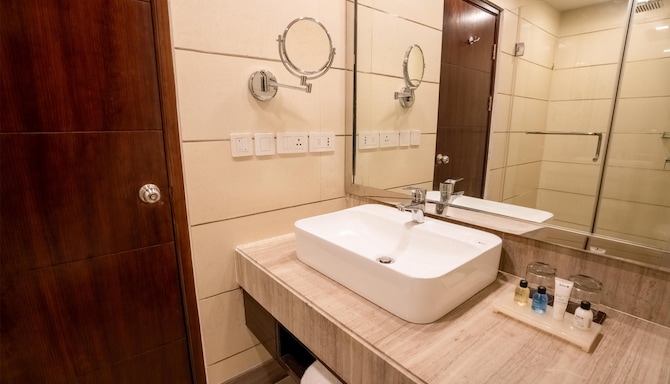 Radisson Blu Hotel, Pune Hinjawadi - Superior & Deluxe Room