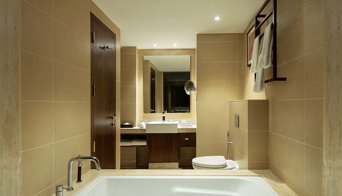 Radisson Blu Hotel, Pune Hinjawadi - Suite Bathroom