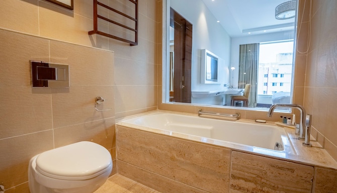 Radisson Blu Hotel, Pune Hinjawadi - SUITE ROOM BATHROOM
