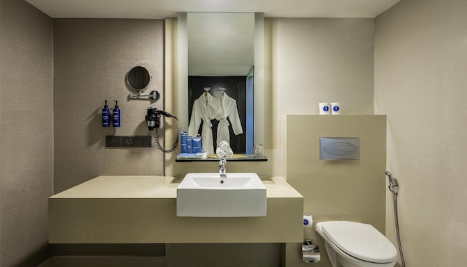Radisson Blu Hotel, Pune Kharadi - Guest Bathroom
