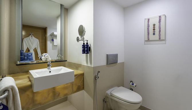 Radisson Blu Hotel, Pune Kharadi - Bathroom