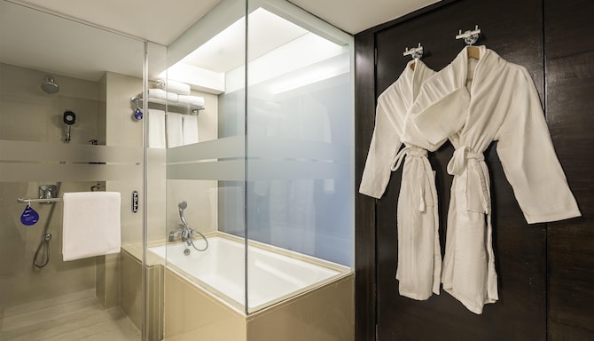 Radisson Blu Hotel, Pune Kharadi - Suite Bath