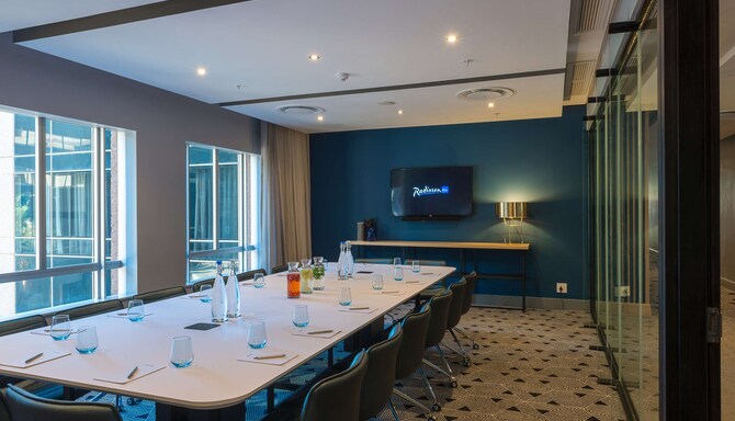 Radisson Blu Hotel and Residence, Cape Town - Tagungsraum - Boardroom-Bestuhlung