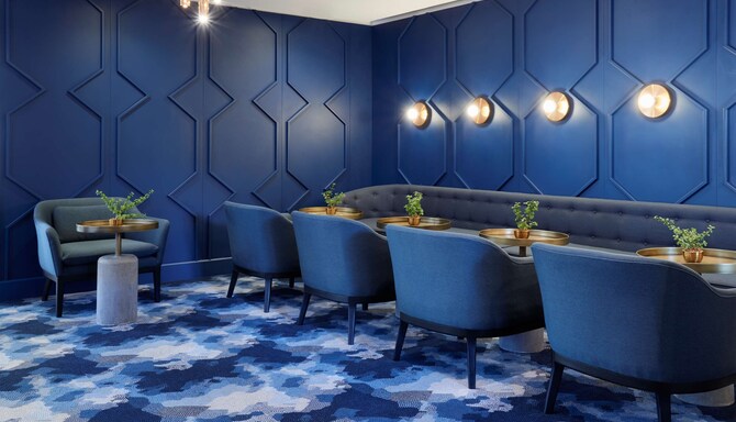 Radisson Blu Hotel and Residence, Cape Town - The Stratus Steak House Restaurant Long Table with Sofas and Chairs