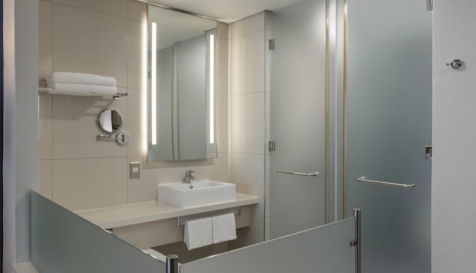 Radisson Blu Hotel and Residence, Maputo - Deluxe Room Bathroom