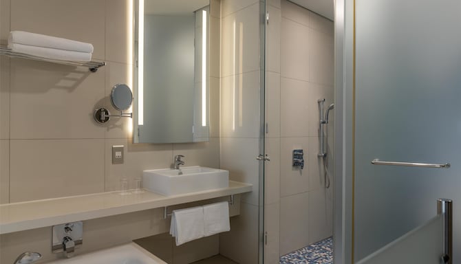 Radisson Blu Hotel and Residence, Maputo - Deluxe Room Twin with City View - Bathroom