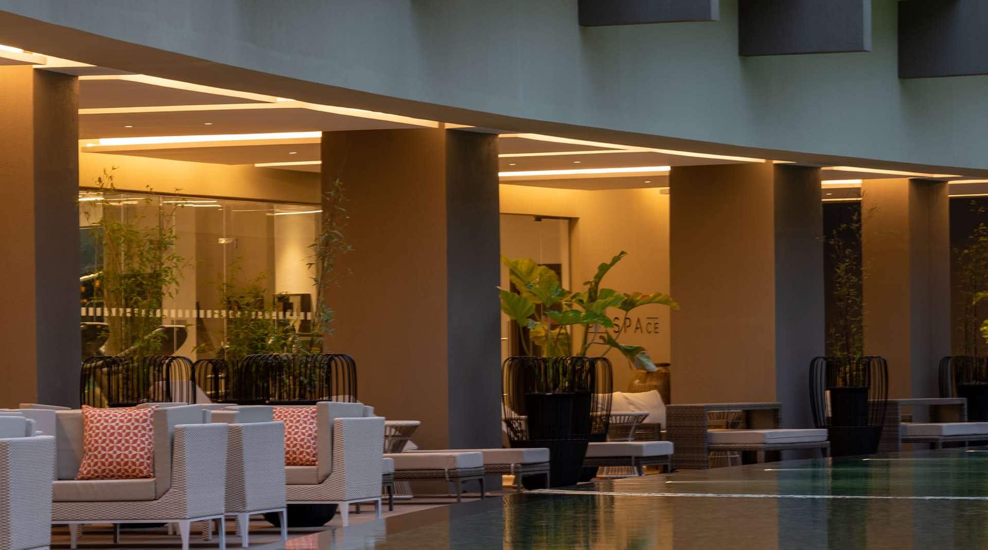 Radisson Blu Hotel & Residence Nairobi Arboretum - FireLake au bord de la piscine