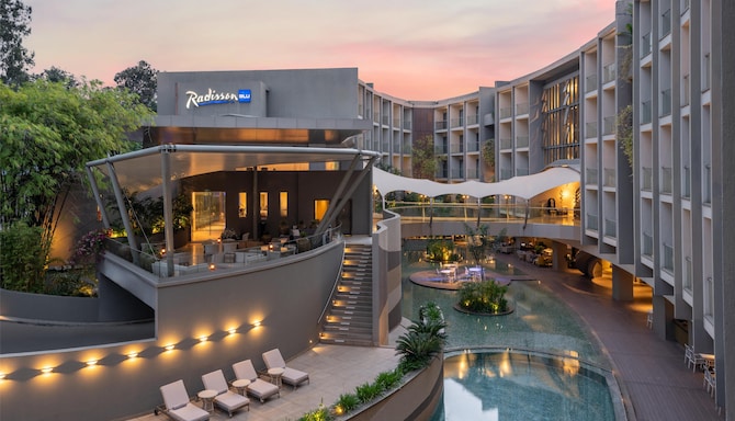 Radisson Blu Hotel and Residence, Nairobi Arboretum - Exterior Pool side