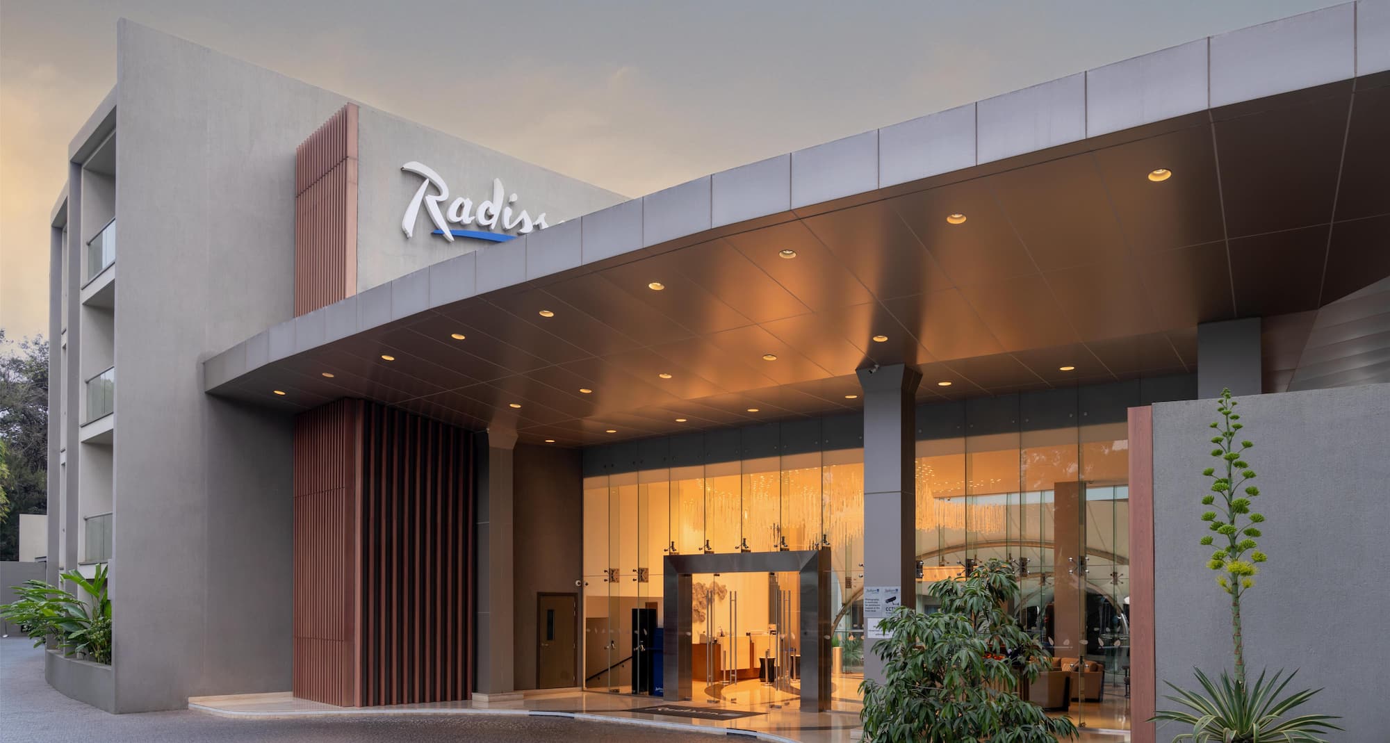 Radisson Blu Hotel & Residence, Nairobi Arboretum - Exterior Lobby Entrance