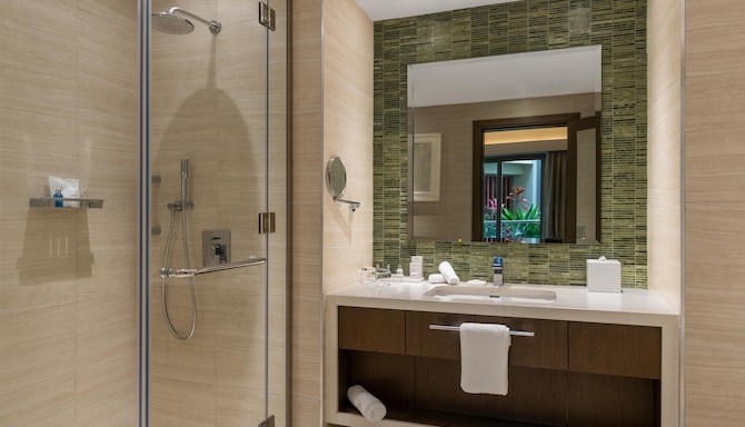 Radisson Blu Hotel & Residence, Nairobi Arboretum - Superior Room Bathroom