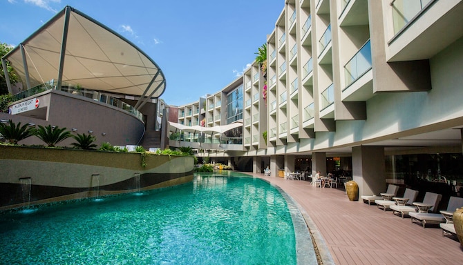 Radisson Blu Hotel and Residence, Nairobi Arboretum - Exterior and pool