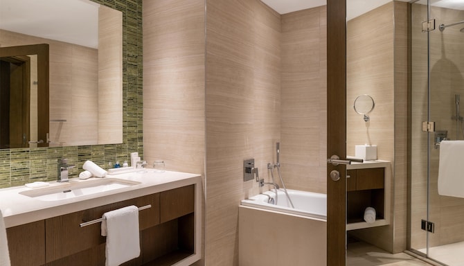 Radisson Blu Hotel & Residence, Nairobi Arboretum - One Bedroom Suite Bathroom