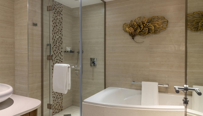 Radisson Blu Hotel & Residence, Nairobi Arboretum - Presidential Suite Bathroom