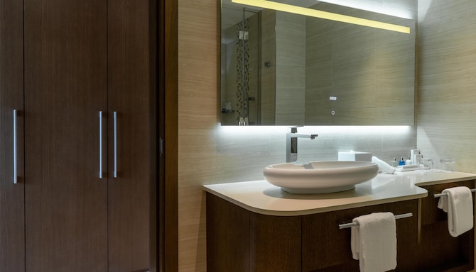 Radisson Blu Hotel & Residence, Nairobi Arboretum - Presidential Suite Bathroom