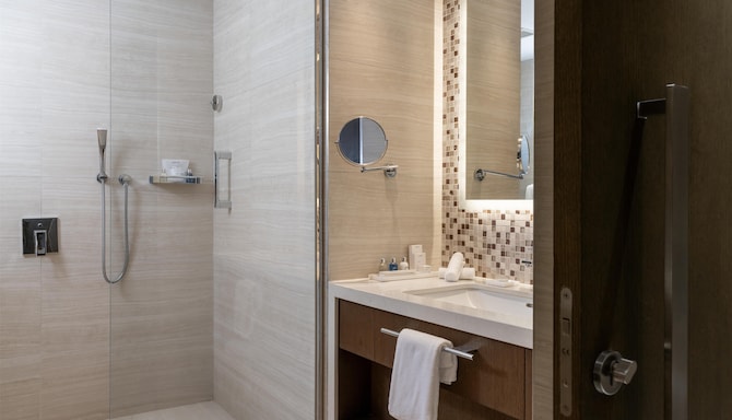 Radisson Blu Hotel & Residence, Nairobi Arboretum - Presidential Suite Bathroom