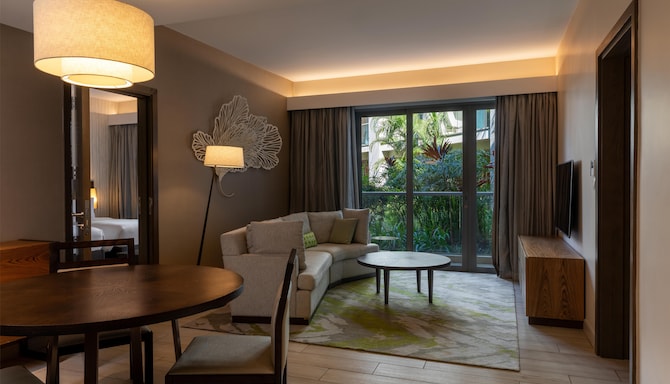 Radisson Blu Hotel & Residence, Nairobi Arboretum - Interconnecting room sitting area