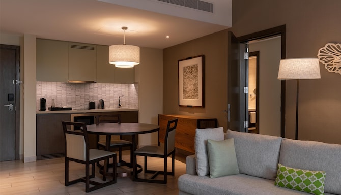 Radisson Blu Hotel & Residence, Nairobi Arboretum - Interconnection Room Dining area