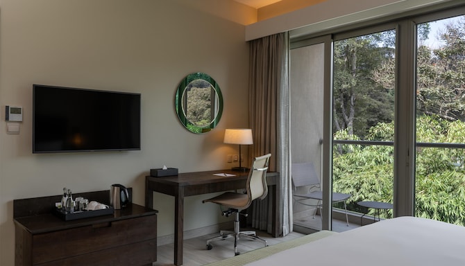 Radisson Blu Hotel & Residence, Nairobi Arboretum - Junior Suite and Superior Room Desk area
