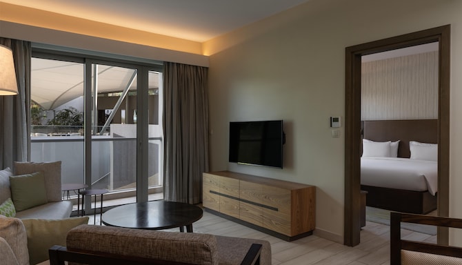 Radisson Blu Hotel & Residence, Nairobi Arboretum - One Bedroom Suite Pool view
