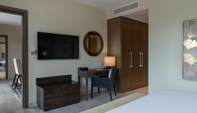 Radisson Blu Hotel & Residence, Nairobi Arboretum - Presidential Suite Bedroom