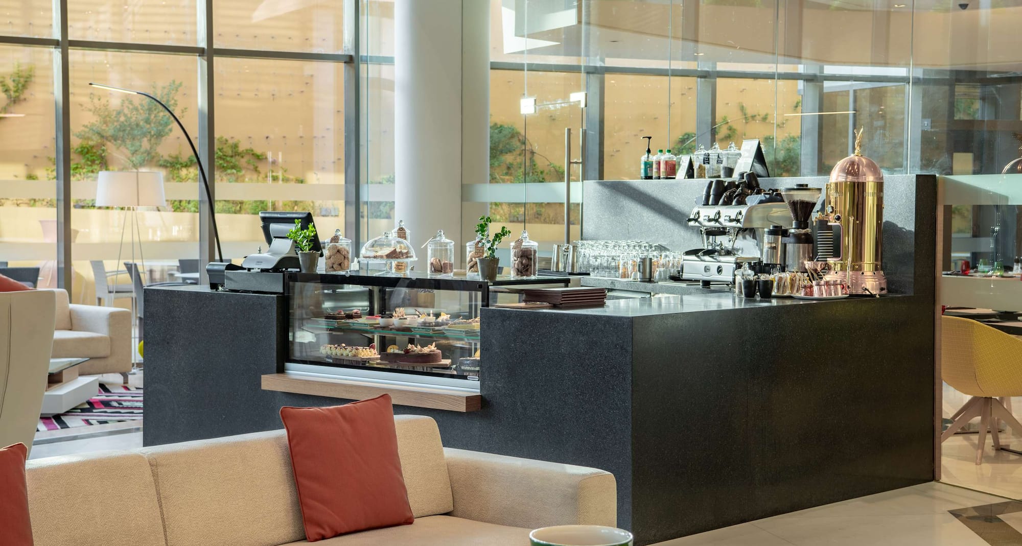 Radisson Blu Hotel and Residence, Riyadh Diplomatic Quarter - Larder Lounge