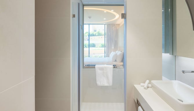 Radisson Blu Hotel & Residence, Riyadh Diplomatic Quarter - Standard, Premium & Superior Room bathroom