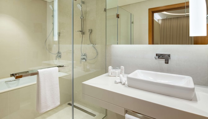 Radisson Blu Hotel & Residence, Riyadh Diplomatic Quarter - Executive Room Bath