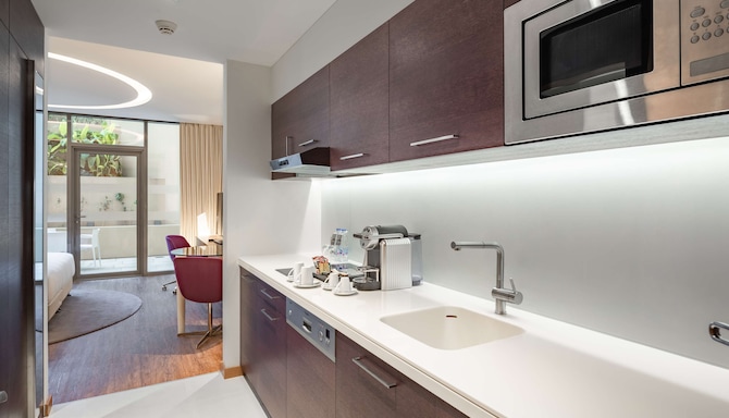 Radisson Blu Hotel & Residence, Riyadh Diplomatic Quarter - Superior Room kitchenette