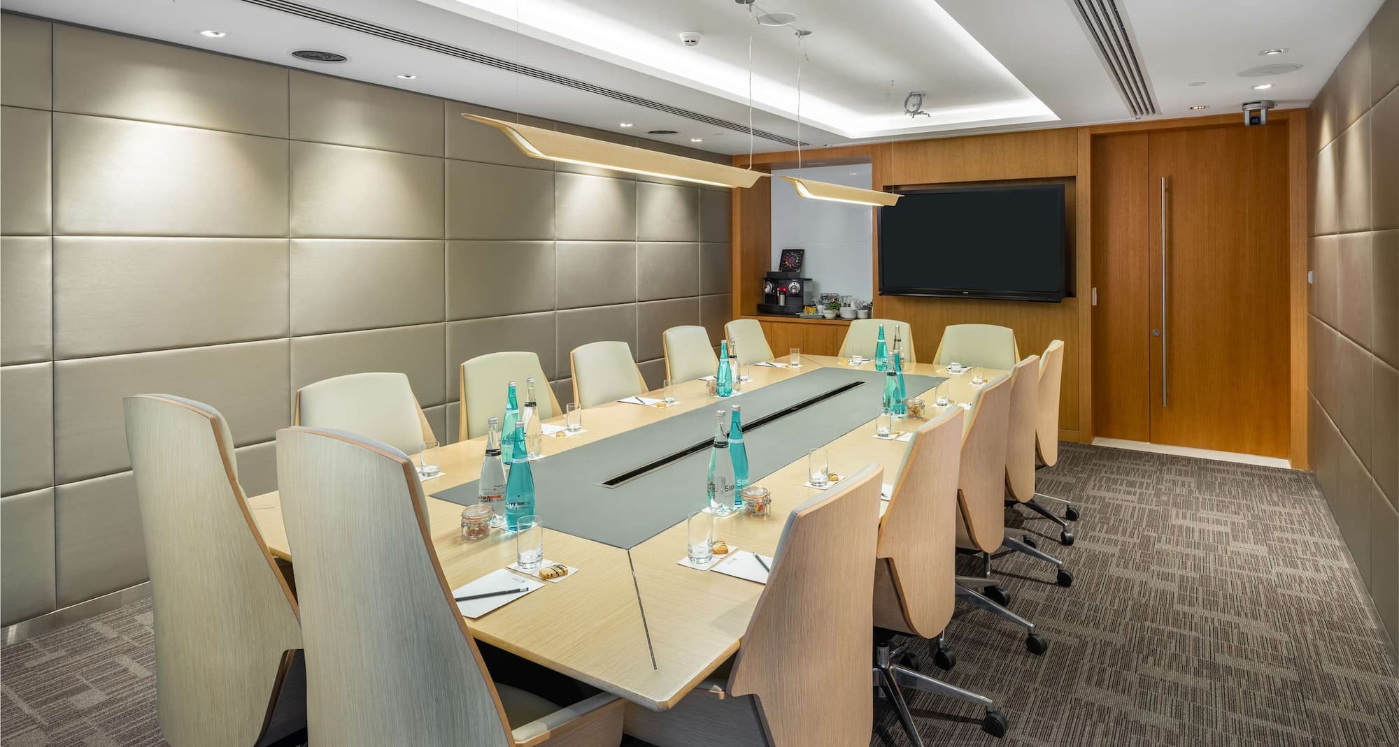 Radisson Blu Hotel & Residence, Riyadh Diplomatic Quarter - Boardroom side view