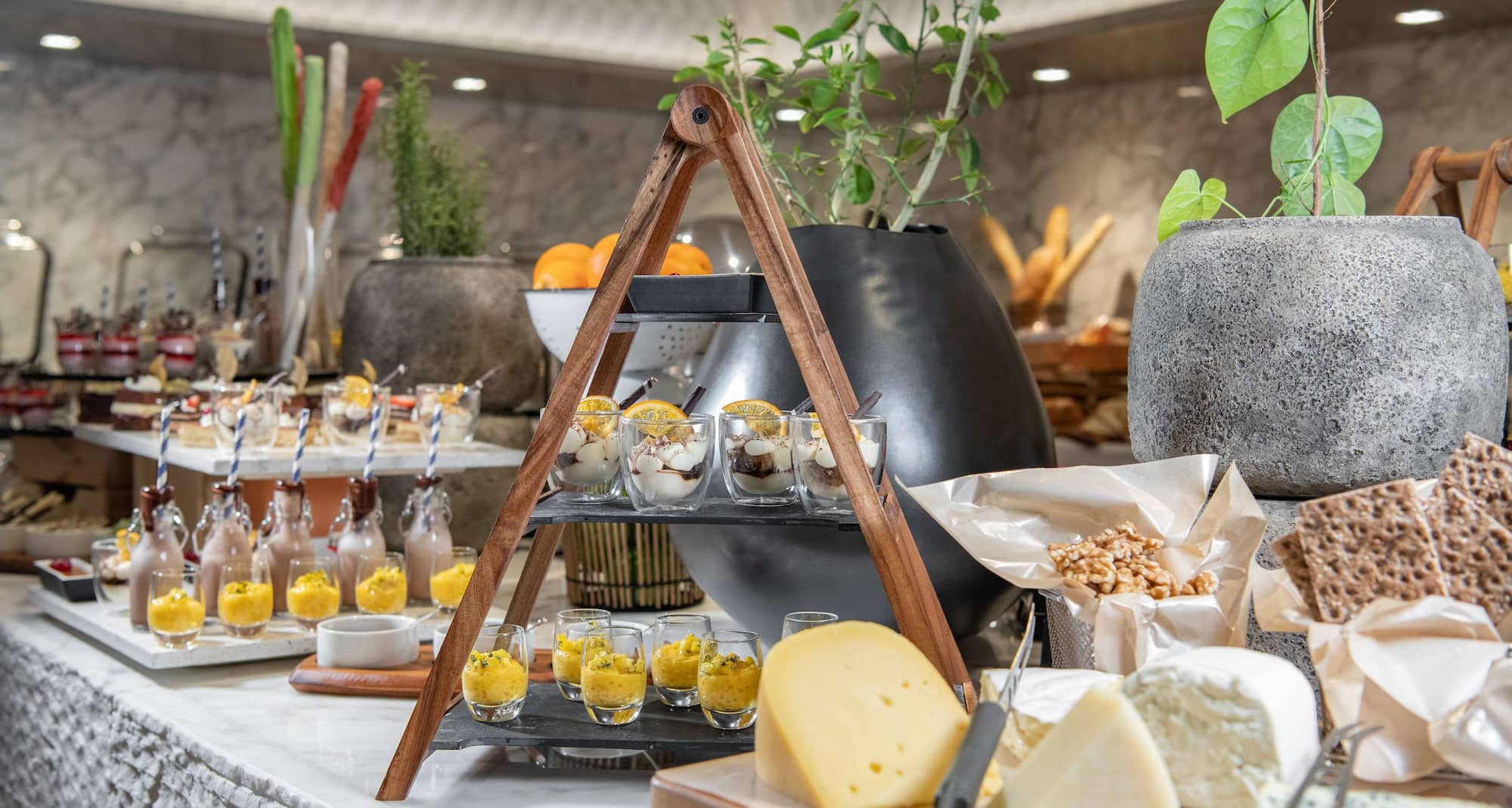 Radisson Blu Hotel and Residence, Riyadh Diplomatic Quarter - Restaurant buffet