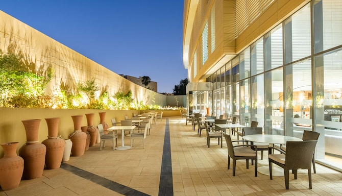 Radisson Blu Hotel and Residence, Riyadh Diplomatic Quarter - Restaurant terrace - evening