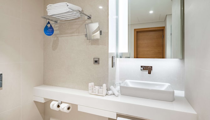 Radisson Blu Hotel & Residence, Riyadh Diplomatic Quarter - Suite bathroom