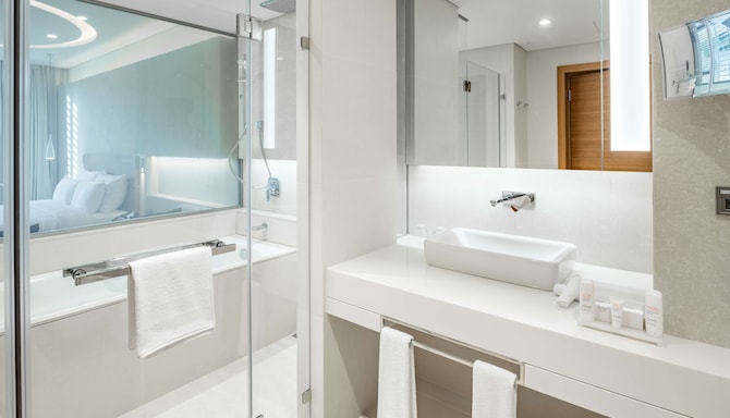 Radisson Blu Hotel & Residence, Riyadh Diplomatic Quarter - Suite & Junior Suite bathroom