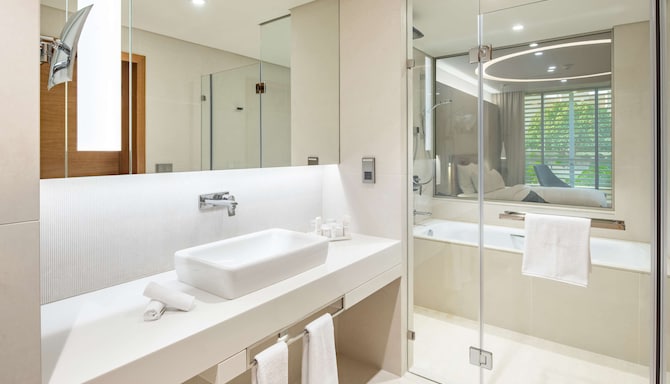 Radisson Blu Hotel & Residence, Riyadh Diplomatic Quarter - Suite bathroom