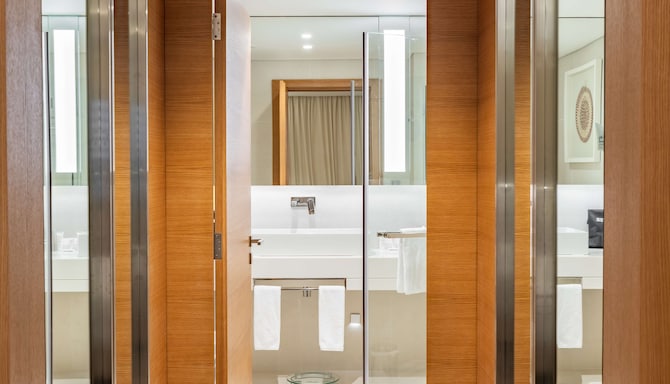 Radisson Blu Hotel & Residence, Riyadh Diplomatic Quarter - Suite bathroom