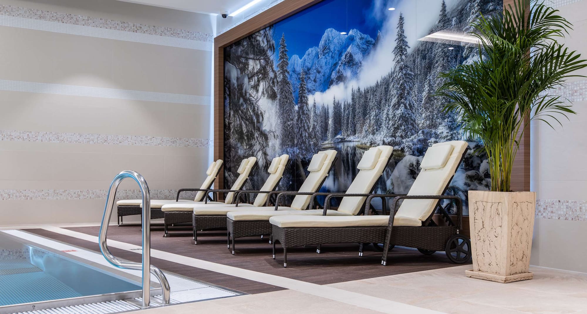 Radisson Blu Hotel and Residences, Zakopane - Sunbeds in the pool