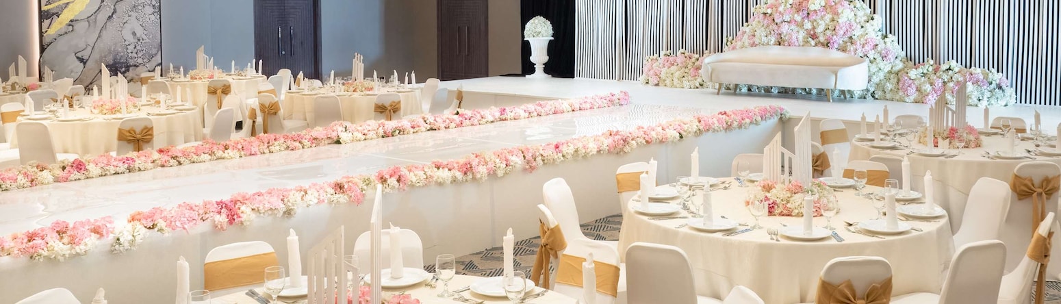 Radisson Blu Hotel and Resort, Abu Dhabi Corniche - Al Qasr ballroom wedding set-up