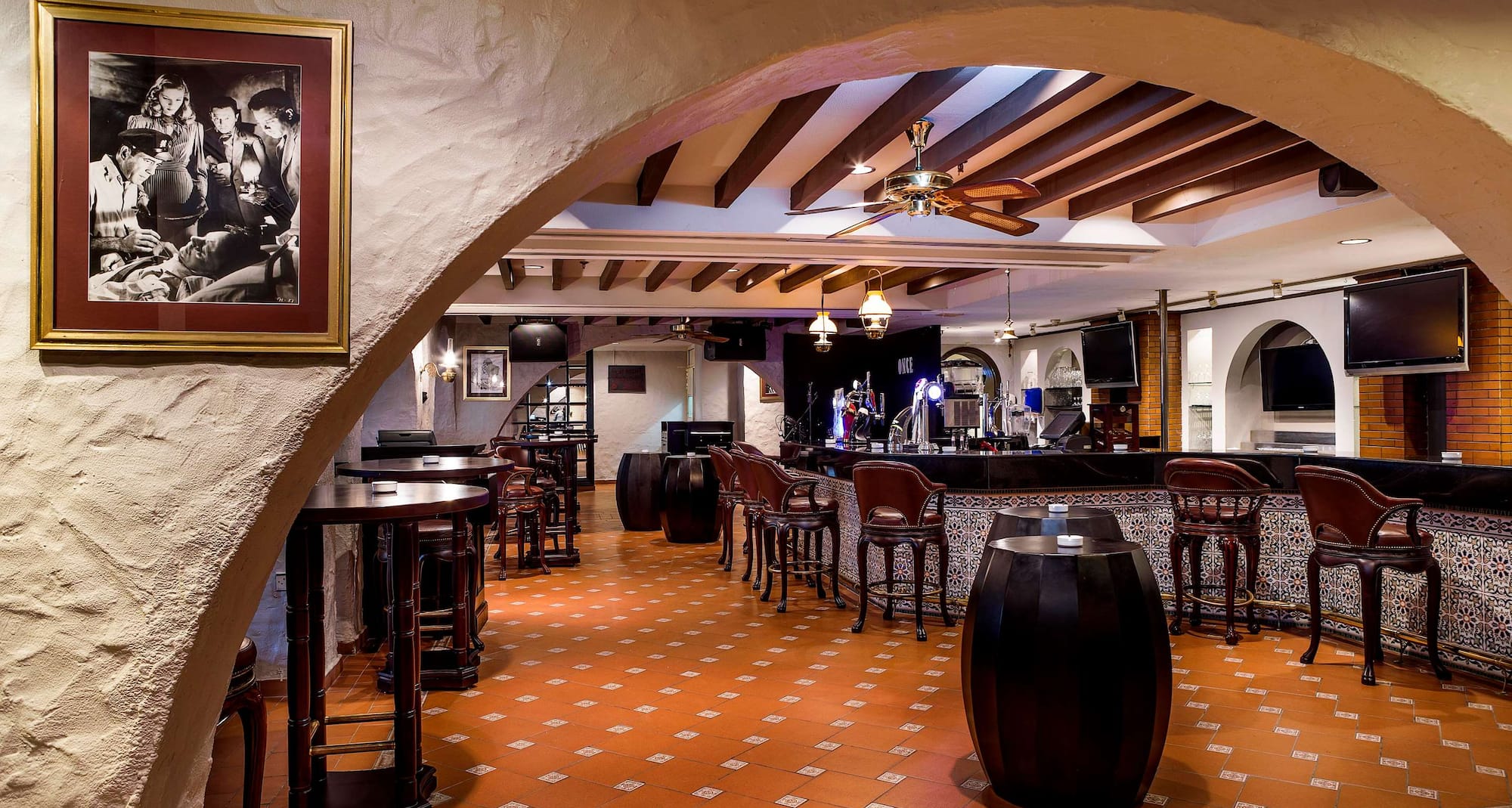 Radisson Blu Hotel & Resort, Abu Dhabi Corniche - Hemingway  s Indoor Area