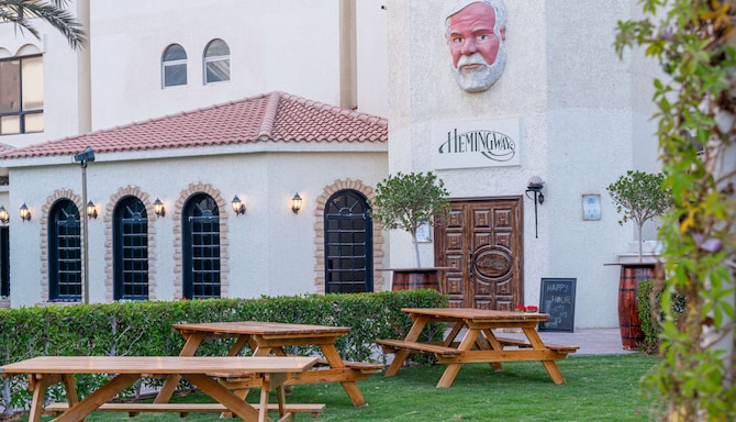 Radisson Blu Hotel & Resort, Abu Dhabi Corniche - Hemmingways