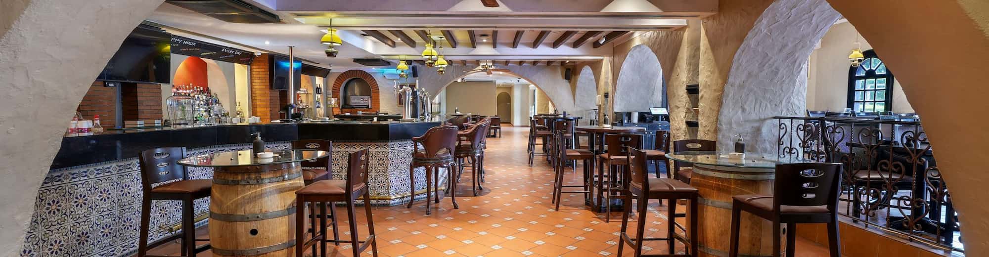 Radisson Blu Hotel & Resort, Abu Dhabi Corniche - Hemingways