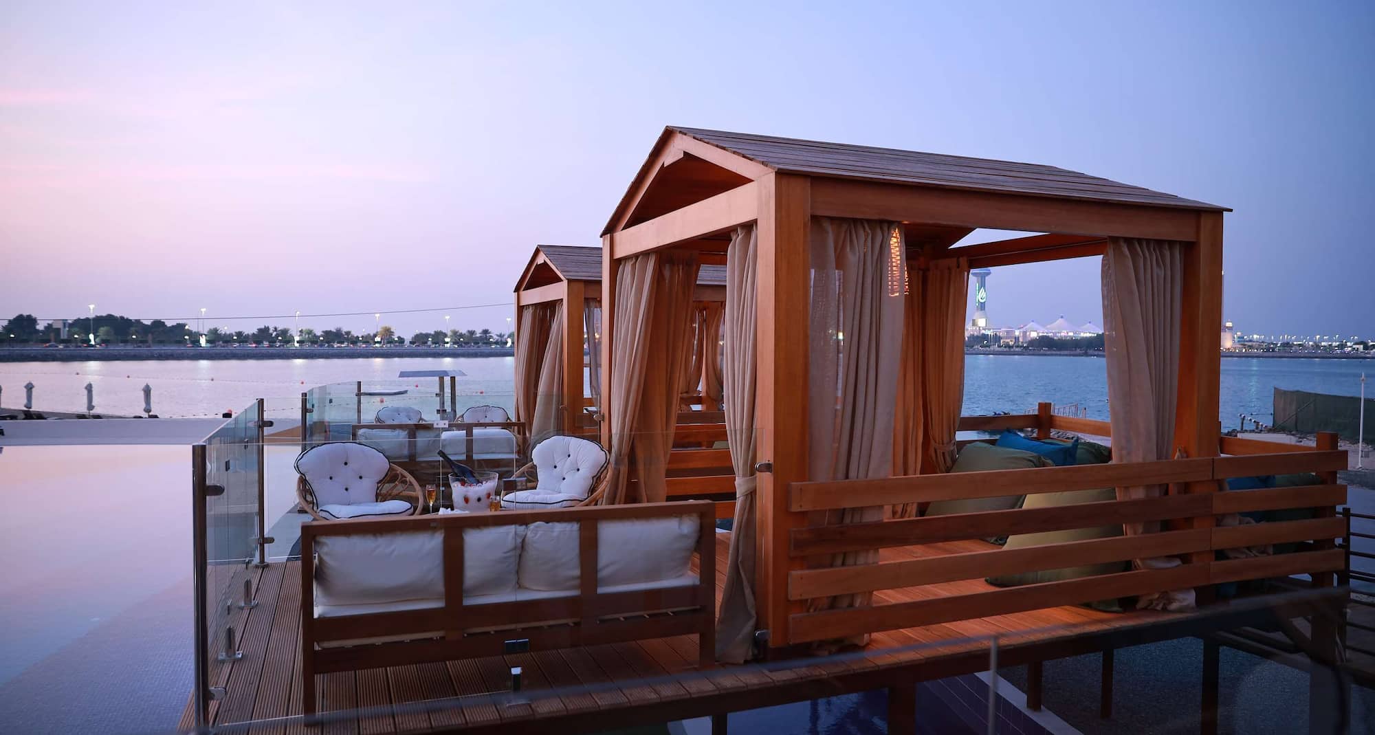 Radisson Blu Hotel & Resort, Abu Dhabi Corniche - VERTIGO