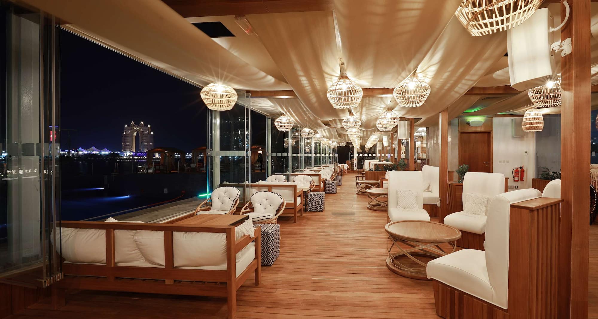 Radisson Blu Hotel & Resort, Abu Dhabi Corniche - VERTIGO