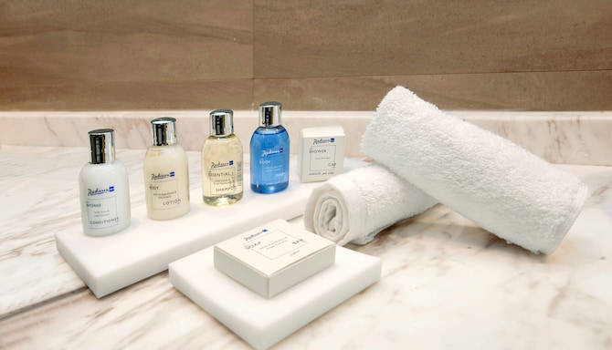 Radisson Blu Hotel & Resort, Abu Dhabi Corniche - Bathroom amenities