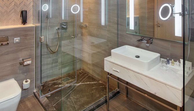 Radisson Blu Hotel & Resort, Abu Dhabi Corniche - Guest Bathroom