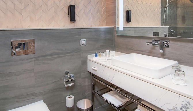 Radisson Blu Hotel & Resort, Abu Dhabi Corniche - Guest Bathroom