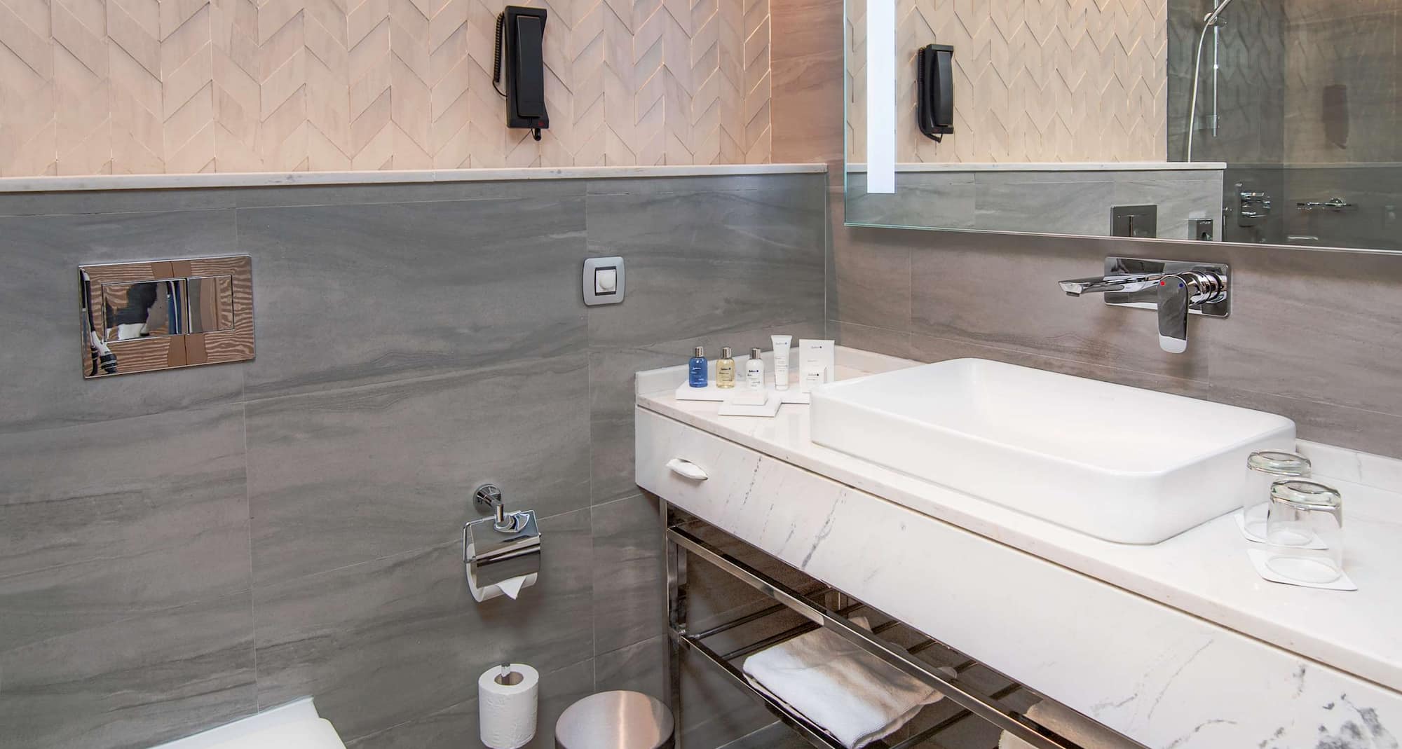 Radisson Blu Hotel & Resort, Abu Dhabi Corniche - Guest Bathroom